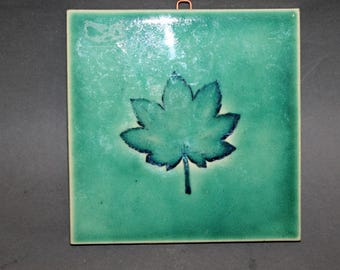 vine maple leaf hanging tile 4x4"