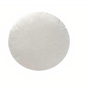 Op de afbeelding: Een rond wit kussenvulling met een gladde stoffen hoes. Het kussen is gevuld om een afgeronde, volle vorm te creëren, met zichtbare naden langs de buitenrand waar de stoffen panelen aan elkaar zijn genaaid om de ronde vorm te vormen.