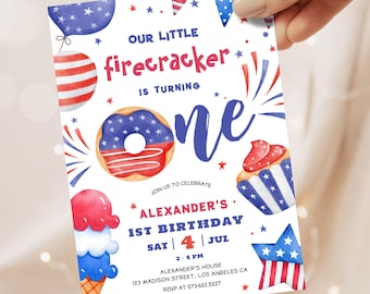 Puede incluir: Una tarjeta de invitación blanca con estrellas y rayas rojas, blancas y azules. El texto dice "Nuestro pequeño petardo cumple un año." La invitación incluye los detalles de una fiesta de cumpleaños, incluyendo la fecha, la hora y el lugar.