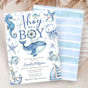 Puede incluir: Invitación a un baby shower con temática náutica. La invitación presenta una ballena azul con gorro de marinero, caballitos de mar, estrellas de mar y el texto "Ahoy It's a Boy". La parte posterior de la invitación tiene rayas azules y blancas.