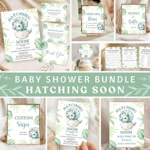 Può includere: Un pacchetto per baby shower a tema dinosauro. Il design presenta un simpatico dinosauro dei cartoni animati che esce da un uovo, circondato da foglie tropicali. Il pacchetto include inviti, cartelli e carte da gioco con la scritta "Hatching Soon".
