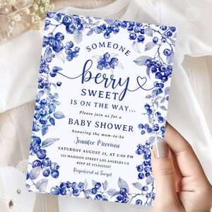 Inbjudan till babyshower med blåbär: Redigerbar mall med sött Toile de Jouy-tema för bär, digital nedladdning