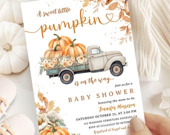 Op de afbeelding: Babyborrel uitnodiging met een aquarel illustratie van een vintage vrachtwagen met pompoenen en bloemen. De tekst luidt "A sweet little pumpkin is on the way..." met details voor Jennifer Morrison's babyborrel, inclusief datum, tijd en locatie.