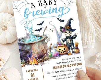 Könnte beinhalten: Eine Halloween-Babyparty-Einladung mit dem Text "A Baby is Brewing". Das Design zeigt einen Kessel mit blauem Trank, Fledermäusen, einem Geist und einem Skelett mit Hexenhut. Die Einladung enthält Datum, Uhrzeit und RSVP-Informationen.