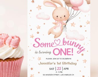 Puede incluir: Invitación de cumpleaños rosa y dorada con un conejito de dibujos animados sosteniendo globos. El texto dice "Some bunny is turning ONE!" e incluye detalles para la fiesta del primer cumpleaños de Jennifer.