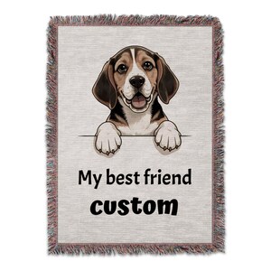 Op de afbeelding: Een geweven sprei met een illustratie van een beagle-hond. De hond is bruin, zwart en wit, met zijn poten op een wit oppervlak. De tekst "My best friend custom" is eronder gedrukt.