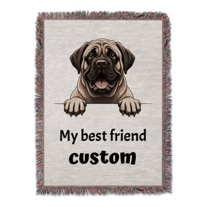 Op de afbeelding: Geweven sprei met een Mastiff-hondenillustratie en de tekst "My best friend custom". De hond is lichtbruin met donkerbruine oren en een vrolijke uitdrukking. De deken heeft een gefranjerde rand.