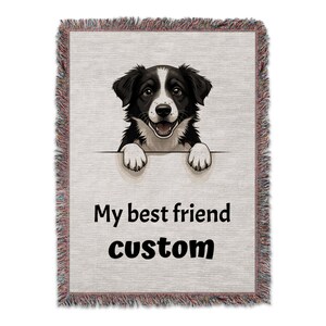 Op de afbeelding: Een geweven sprei met een zwart-witte Border Collie hondenillustratie. De hond kijkt over een witte banner met de tekst "My best friend custom". De deken heeft een gefranjerde rand.