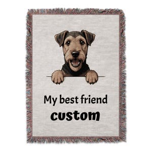 Op de afbeelding: Een geweven sprei met een illustratie van een lachende hond met de tekst "My best friend custom". De hond heeft bruine en zwarte vacht. De deken heeft een gefranjerde rand.