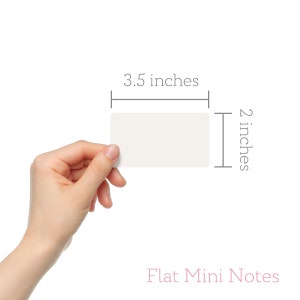 Puede incluir: Tarjetas de notas blancas en blanco que miden 8,9 cm por 5,1 cm.  Flat Mini Notes est&aacute; impreso debajo de las tarjetas.