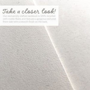 Puede incluir: Primer plano de una cartulina blanca texturizada con el texto "Take a closer look! Our exclusively crafted cardstock is 100% recycled with visible fibers, and features a gorgeous textured front side with a smooth finish on the back."