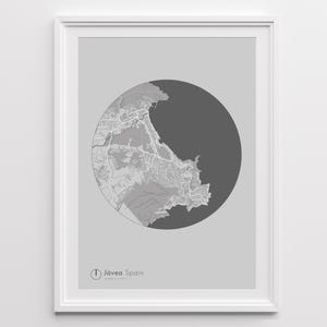 Peut inclure: Impression encadrée représentant une carte en niveaux de gris de Jávea, Espagne, dans un cercle gris sur fond gris clair. La carte détaille la disposition de la ville, avec "Jávea Spain" imprimé en bas. L'impression est encadrée dans un cadre blanc.