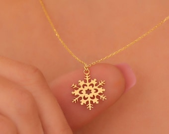 Stunning 14K Gold Plated Snowflake Necklace, Elegant Gift for Her, Winter jewelry, Minimalist Seasonal Jewelry, Mothers Day Jewelry