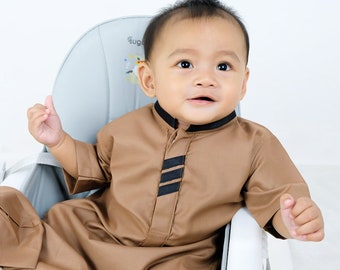 Brauner Baby Morgenmantel im Koko Stil für Baby Jungen 3 - 12 Monate