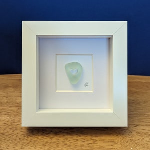 Cadeau de mariage personnalisé. Coeur en verre de mer sculpté dans le cadre. Personnalisez-le avec le nom ou la date du mariage. Cadeau de Saint-Valentin pour un être cher
