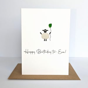Carte d'anniversaire personnalisée avec un mouton en verre de mer tenant un ballon - Carte de voeux unique faite main pour des occasions spéciales - Carte personnalisable
