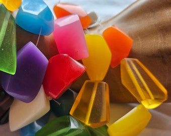 Cuentas de roca de resina, 8 piezas, surtido arcoíris, 1,25", colores opacos y transparentes
