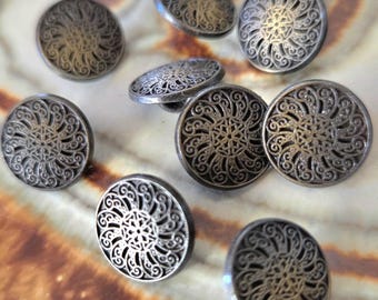 7 Vintage Buttons, Renaissance, Antique Brass Color, 16mm