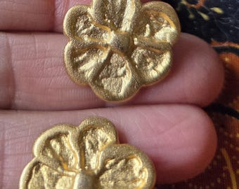 4 botones metálicos con flores en tono dorado, vástago de 22 mm