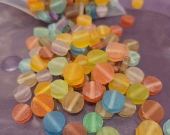 Cuentas de resina de colores, monedas vintage de 8 mm, surtido.