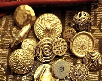 Surtido de 20 botones vintage chapados en oro con vástago de metal italiano