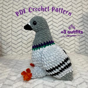 以下が含まれることがあります： グレーと白の編みぐるみ鳩の編み図PDF。オレンジ色の足と、紫、緑、白の襟があります。画像には「PDF Crochet Pattern +3 outfits」というテキストが表示されています。