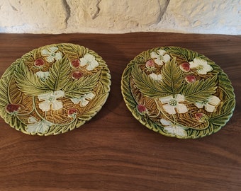 Lot de 2 assiettes en barbotine