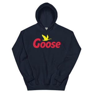 Puede incluir: Sudadera con capucha azul marino con la palabra "Goose" en rojo y un gráfico de ganso amarillo. La sudadera tiene una capucha con cordón y un bolsillo delantero.