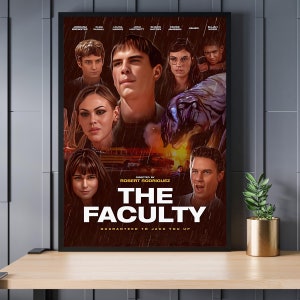 Może przedstawiać: Plakat filmowy do filmu science fiction z elementami horroru z 1998 roku "The Faculty". Na plakacie widzimy grupę uczniów liceum, w tym Elijah Wooda, Jordanę Brewster i Josha Hartnetta, stojących przed szkolnym autobusem. Na plakacie widnieje również duża, groźna istota z ostrymi zębami i pazurami. Tekst na plakacie brzmi "The Faculty" i "Guaranteed to Jack You Up."