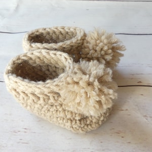 Baby booties with pom pom crochet pure wool beige natural sandstone newborn 0-3 months baby shower pregnancy announcement gender neutral