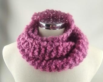 Bufanda y calentador de cuello Infinity Loop tejido a mano en tonos rosa, morado y grueso con hilo texturizado fino para otoño e invierno.