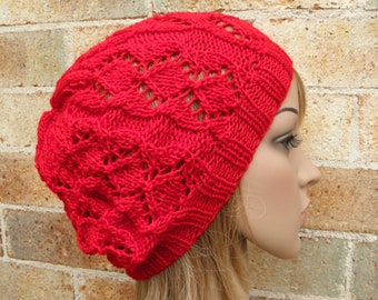 Gorro holgado de punto a mano con encaje en mezcla de lana suave y fina de color rojo tomate con lápiz labial de fresa y frambuesa para mujer