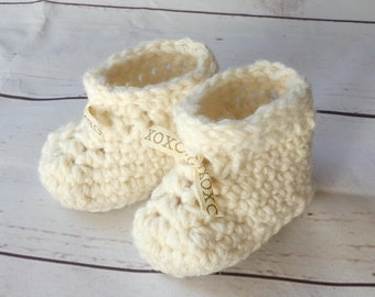 Baby booties crochet pure wool cream white with golden XO print ribbon newborn 0-3 months baby shower pregnancy announcement gender neutral