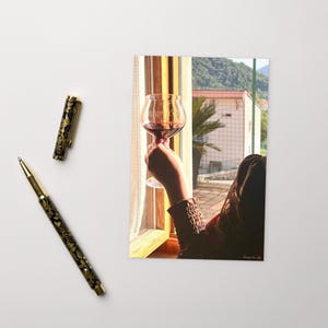 Carte postale de vin italien confortable - Verre à vin à main levée avec vue sur la montagne, Altissimo Italie, photographie de voyage esthétique pour amateurs de vin