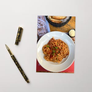 Griechische Pasta Postkarte – Mediterrane Küche Fotografie, rustikales griechisches Tellerkunst, Feinschmecker-Geschenk für Pasta- und Reiseliebhaber