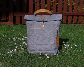 Plecak z płótna woskowanego (bagpack made of waxed material)