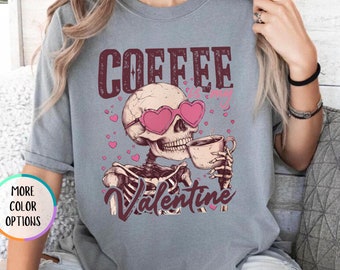 Maglietta Comfort Colors® Coffee Is My Valentine, scheletro beve caffè, maglietta divertente con scheletro da caffè, maglietta da caffè per San Valentino, San Valentino da ragazza