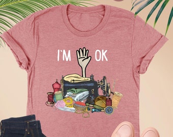 Grappig naaishirt, ik ben ok shirt, shirt naailiefhebber, grappig cadeau voor naaien, grappig quiltshirt, quiltshirt, schattig naaimachineshirt