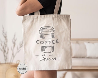 Op de afbeelding: Een witte canvas draagtas met zwarte tekst en een tekening van een koffiebeker. De tekst luidt "Coffee and Jesus".