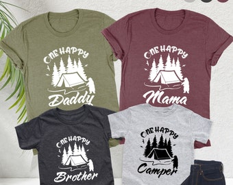 Uma camisa de campista feliz, camisa de acampamento de primeiro aniversário, camisa de família de acampamento personalizada, combinação de família de primeiro aniversário, presente de acampamento, camisa de aventura