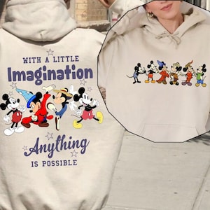 Puede incluir: Sudadera con capucha color arena con un gr&aacute;fico de Mickey Mouse y sus amigos. La parte trasera de la sudadera tiene el texto "WITH A LITTLE Imagination Anything IS POSSIBLE". La parte delantera de la sudadera tiene un gr&aacute;fico m&aacute;s peque&ntilde;o de los mismos personajes.