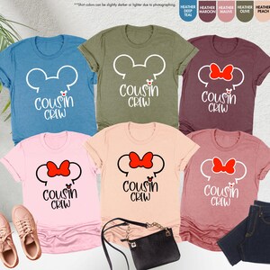 以下が含まれることがあります： マウスの頭のデザインと「Cousin Crew」というテキストが書かれたTシャツが5枚。Tシャツの色は、青、緑、赤褐色、ピンク、薄いピンクの5色です。