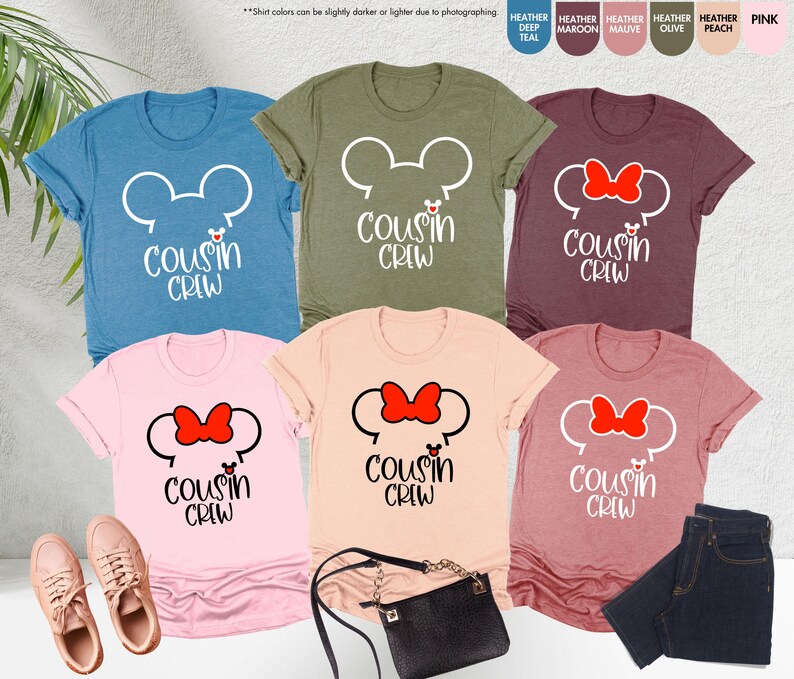以下が含まれることがあります： マウスの頭のデザインと「Cousin Crew」というテキストが書かれたTシャツが5枚。Tシャツの色は、青、緑、赤褐色、ピンク、薄いピンクの5色です。