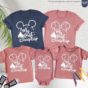 Pode incluir: Conjunto de quatro t-shirts com um gr&aacute;fico branco de orelhas do Mickey Mouse e um castelo com o texto "My first Disneptrip". As t-shirts s&atilde;o em azul marinho heather, malva heather e dois tamanhos diferentes de malva heather.
