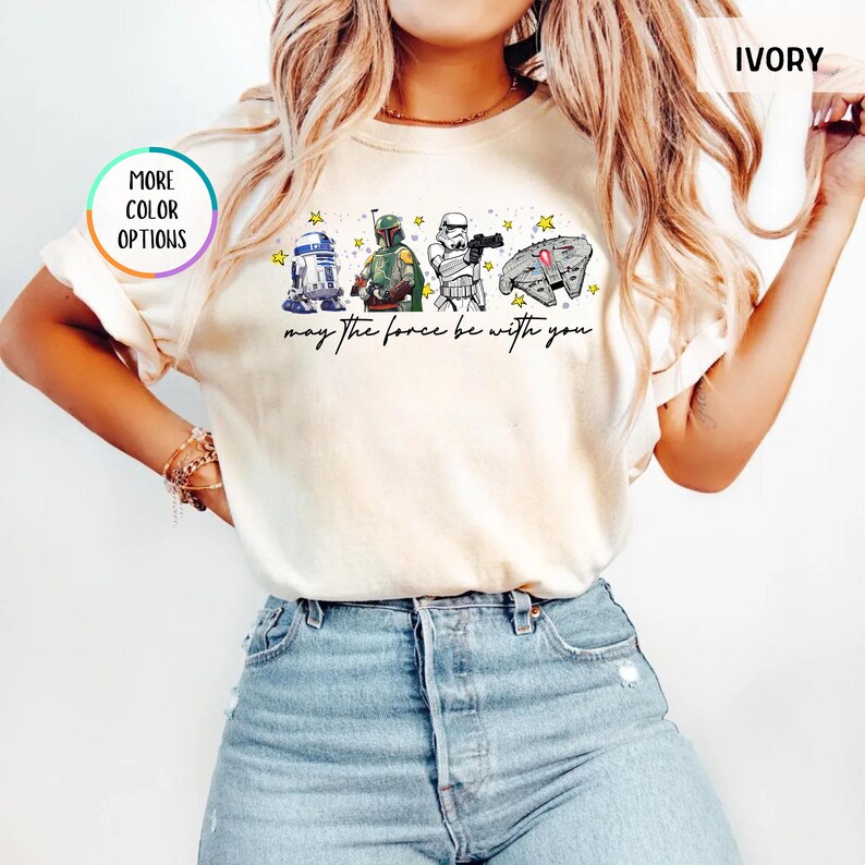 Puede incluir: Camiseta color marfil con personajes de Star Wars: R2-D2, Boba Fett, un Stormtrooper y el Halc&oacute;n Milenario, con la frase "may the force be with you". La camiseta tiene mangas cortas y cuello redondo.
