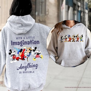 Puede incluir: Sudadera con capucha gris claro con un estampado de Mickey Mouse y sus amigos. La parte trasera de la sudadera tiene el texto "WITH A LITTLE Imagination Anything IS POSSIBLE". La sudadera est&aacute; hecha de un material suave.