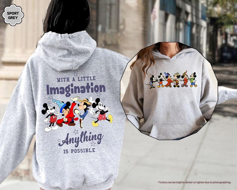 Puede incluir: Sudadera con capucha gris claro con un estampado de Mickey Mouse y sus amigos. La parte trasera de la sudadera tiene el texto "WITH A LITTLE Imagination Anything IS POSSIBLE". La sudadera est&aacute; hecha de un material suave.