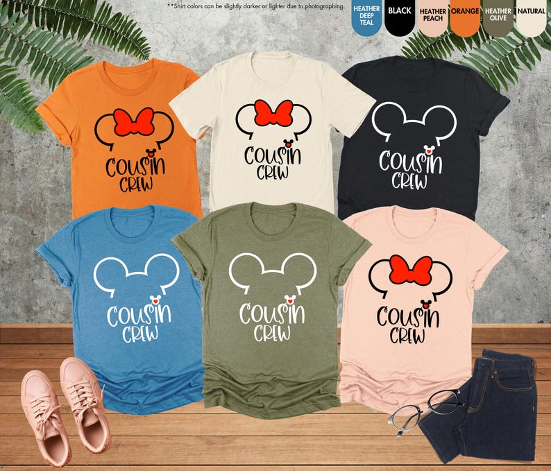 以下が含まれることがあります： ミッキーマウスの頭の白い輪郭と「Cousin Crew」という文字が印刷された、異なる色のTシャツ6枚。ミッキーマウスの頭には赤いリボンと赤い鼻がついています。