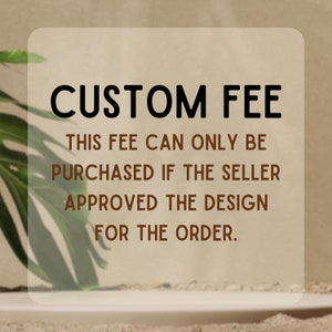 Könnte beinhalten: Ein weißes Schild mit schwarzem Text, auf dem steht: "CUSTOM FEE THIS FEE CAN ONLY BE PURCHASED IF THE SELLER APPROVED THE DESIGN FOR THE ORDER."
