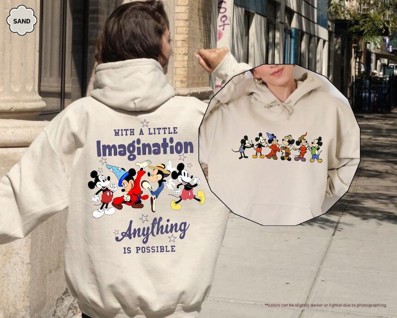 Puede incluir: Sudadera con capucha color arena con un gr&aacute;fico de Mickey Mouse y sus amigos. La parte trasera de la sudadera tiene el texto "WITH A LITTLE Imagination Anything IS POSSIBLE". La parte delantera de la sudadera tiene un gr&aacute;fico m&aacute;s peque&ntilde;o de los mismos personajes.